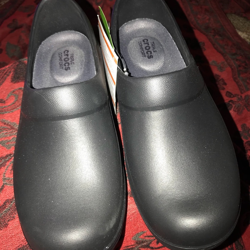 BLACK CROCS